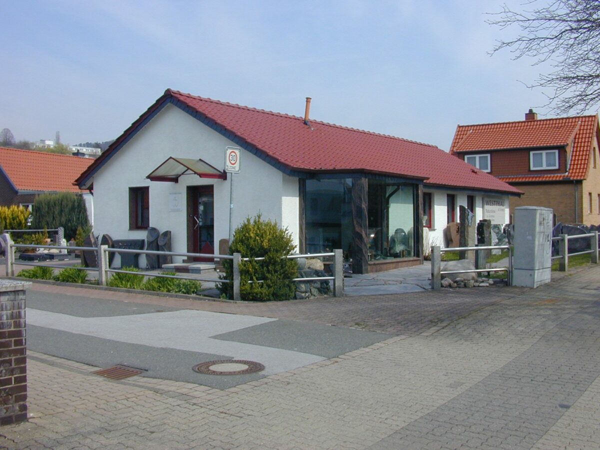 Ausstellung_Vorne_Links_Strasse